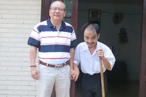 Người cứng đơ vịn vào thơ mà đứng!