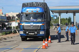 Xe quá tải đánh võng, trốn truy đuổi gần 50 km