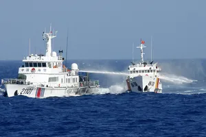 Tàu quân sự TQ tiến gần tàu VN hơn