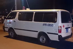 Hú còi ưu tiên, xe cứu thương chở người đi… du lịch