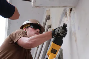 Lính hải quân Mỹ làm... thợ đụng