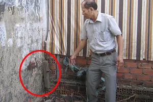 Sở giao đất, thị xã đòi đập nhà dân