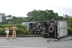 Xe đông lạnh nằm ngang trên quốc lộ