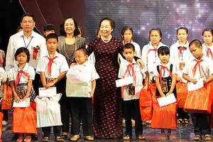 Phó chủ tịch nước tặng quà cho trẻ có hoàn cảnh khó khăn