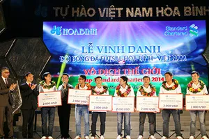 Vinh danh đội bóng Futsal Hòa Bình vô địch Cúp Standard Chartered 2014