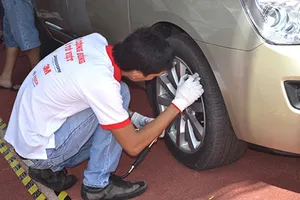 Kiểm tra lốp ô tô để lái xe an toàn