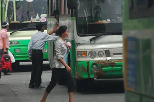 Xe buýt cũ tiếp tục “tung hoành”