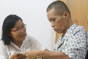 Trao quà giúp nhà báo Minh Hùng vượt qua bệnh tật