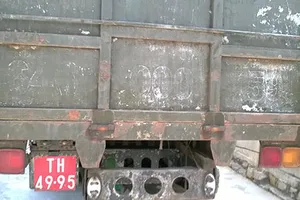 Tạm giữ hai xe mang biển số quân sự dỏm