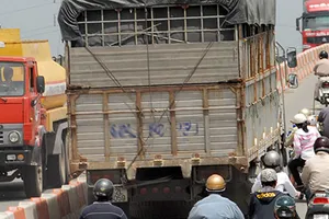 Cấm xe có thùng “khủng” ra đường 