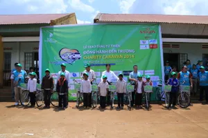 300 phần quà tặng học sinh Tây Nguyên