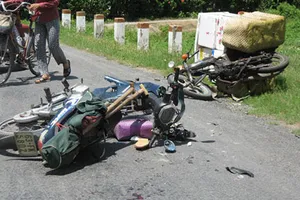Xe máy đấu đầu, sáu người chết tại chỗ