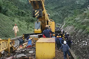 Tàu lửa chở vượt tải đến gãy lò xo