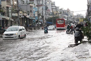 Mưa lớn khiến đường ở TP.HCM ngập sâu