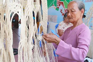 Đan võng ngô đồng ngóng chồng đi biển