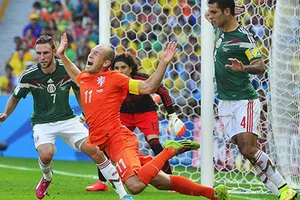 Hà Lan và Costa Rica vào tứ kết: Cú ngã định mệnh