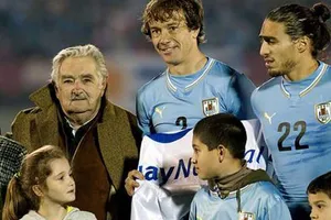 Khi vị tổng thống nghèo mắng vào mặt FIFA