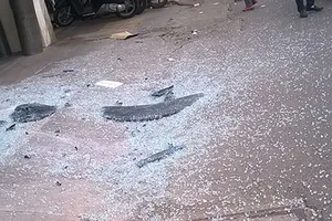 Vỡ kiếng cao ốc, một phụ nữ bị thương