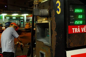 Cảnh giác DN xăng dầu “bắt tay” tăng giá 