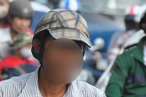 Một trường hợp bị phạt vì đội mũ bảo hiểm kém chất lượng
