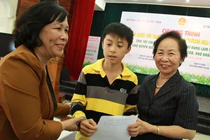 Trao học bổng cho con chiến sĩ công tác tại biển, đảo