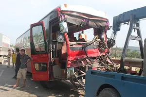 Ô tô tông nhau, 19 khách du lịch bị thương nặng