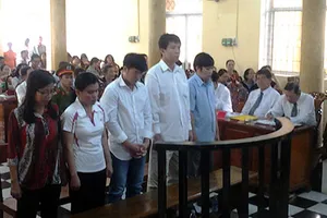 Xử nguyên hiệu trưởng và thuộc cấp ăn chặn tiền học bổng