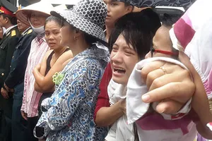 Nước mắt tiễn đưa 18 chiến sĩ về với đất