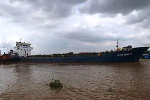 Đi nhầm luồng, tàu ngàn tấn va phải đá ngầm