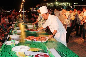 Kỷ lục chiếc bàn tiệc hải sản dài 777 m