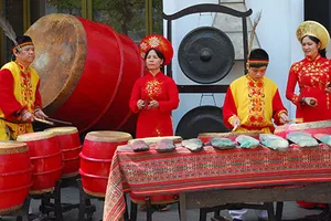 Các “chấm đen” không làm văn hóa Việt tối màu