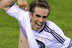 Philipp Lahm chia tay ĐT Đức: “Cậu bé nhặt bóng” ôm cúp vàng