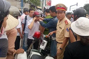 CSGT khóa tay học sinh đi đường