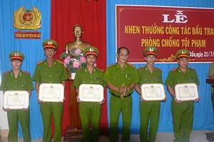 Khen thưởng vụ phá đường dây cá độ qua mạng