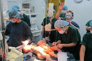 Mổ tách thành công cặp song sinh dính liền bụng
