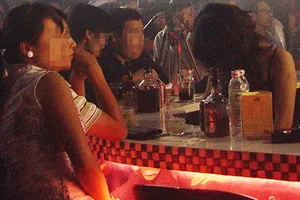 Cấm bán rượu sau 22 giờ: Đừng làm từ ngọn!