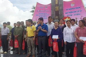  Tặng quà cho gia đình chính sách nhân ngày 27-7