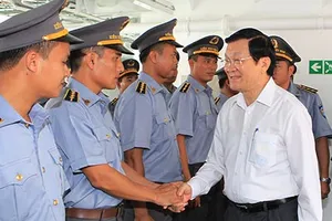Chủ tịch nước thăm tàu kiểm ngư hiện đại nhất