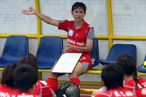 Chạm tay vào cúp vô địch