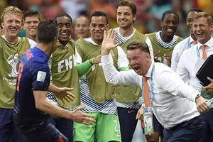 Rooney, Van Persie “đánh nhau” vì băng đội trưởng