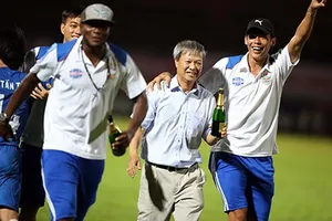 Vòng 23 V-League: Sâm banh nổ trên sân Long An