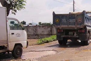 Bà Rịa-Vũng Tàu: Né trạm thu phí, xe tải cày nát đường liên thôn