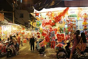 Lồng đèn Phú Bình: Đánh đu với hàng Trung Quốc