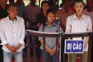 Phạt nặng hai bị cáo dùng súng giả cướp tiệm vàng 