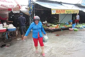 Dân bì bõm vì nước từ KCN tràn ra