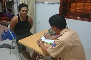 Chở quá trọng tải, bỏ chạy khỏi trạm cân