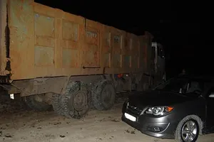 Xe chất thải khủng từ Bình Phước về TP.HCM đổ bậy