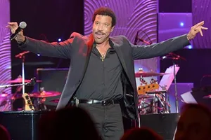 Lionel Richie“cháy” ở tuổi 65 