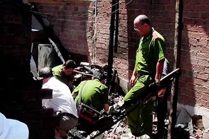 Lửa thiêu rụi bốn căn nhà, nghi chập điện 