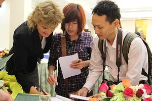 Hàn gắn tổn thương sau biến cố máy bay rơi